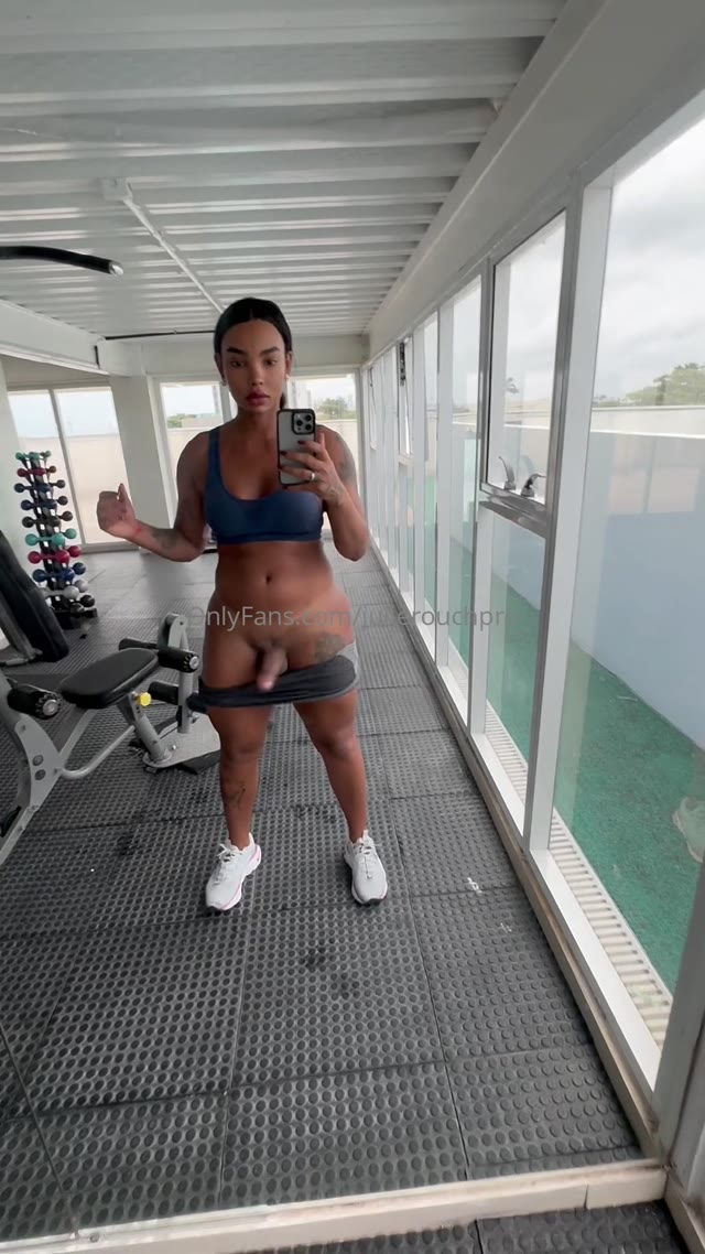 Julie Rouch deliciosa, de salto alto e mais nada
