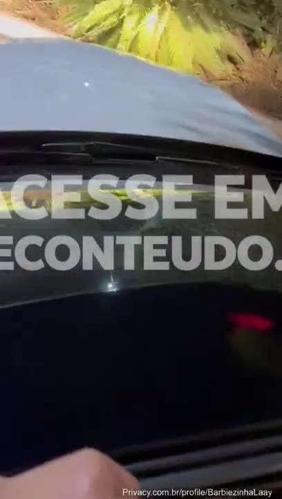 BarbiezinhaLaay irresistível, se tocando embaixo do lençol
