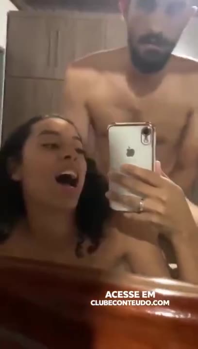 CASAIS VAZADOS caiu na net: novinha amadora provocando, de quatro no sofá