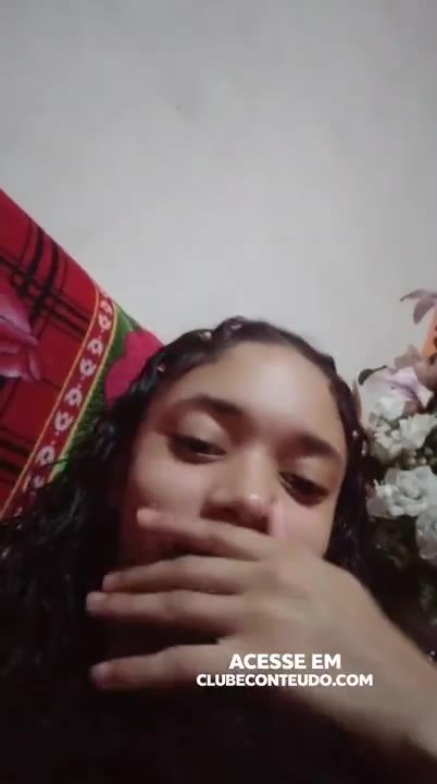 Masturbação de quatro no sofá 🍑