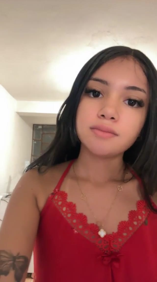 Sedutora lives com meninas inocentes provocando de quatro no chão