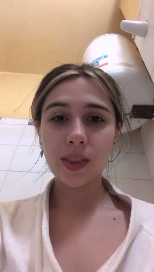 Provocante Maddilovely num striptease completo