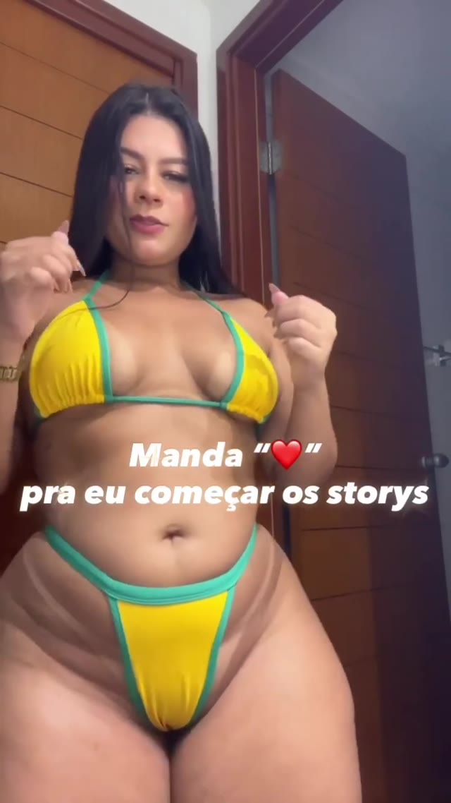 Sanchaynefelix de quatro no sofá