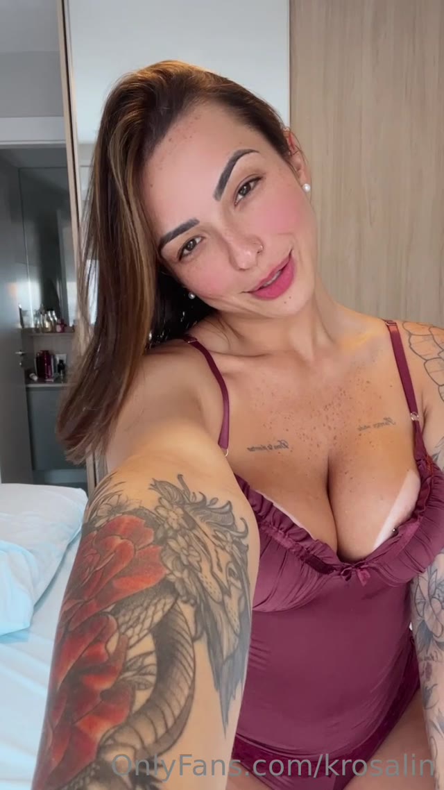 Karoline Rosalin se despindo devagar, rebolando gostoso
