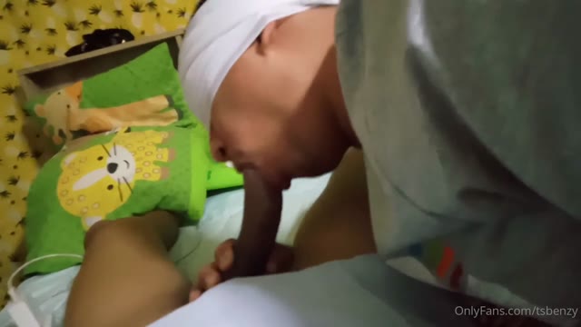 Tsbenzy se despindo devagar, no chuveiro se ensaboando