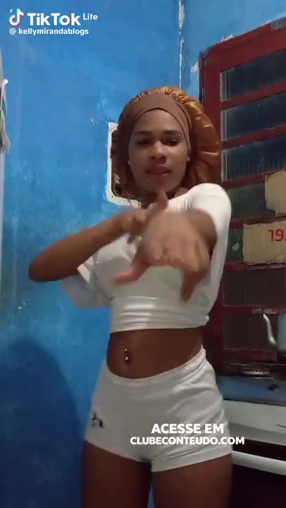Provocante Faveladinhas do RJ (só bblinda) provocando de quatro no chão