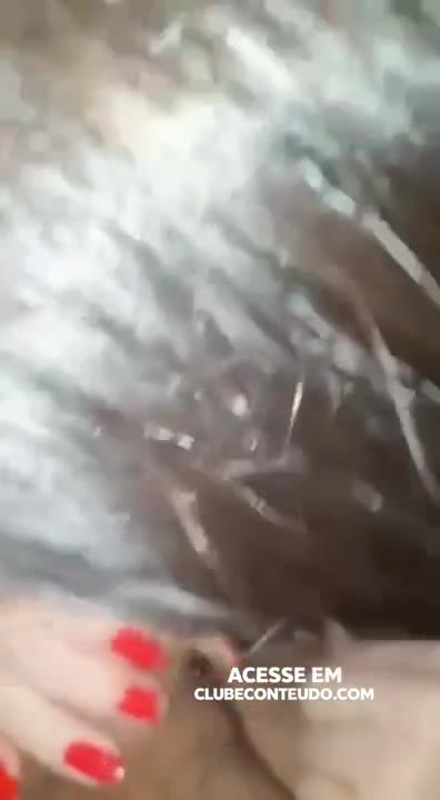 De biquíni fio-dental na piscina