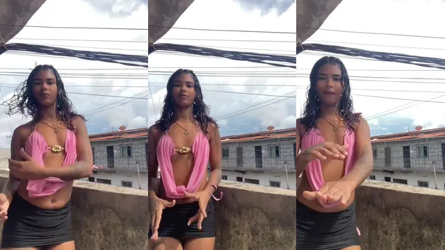 Dançando sem calcinha tesuda de quatro no sofá