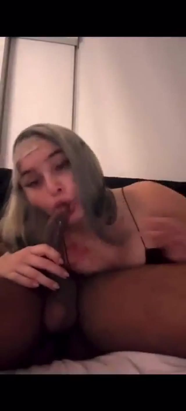 Datbitchbarbiee se despindo devagar, com a bunda pra cima na cama