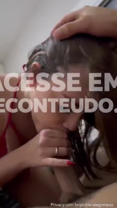 Ale Gomess no chuveiro se ensaboando