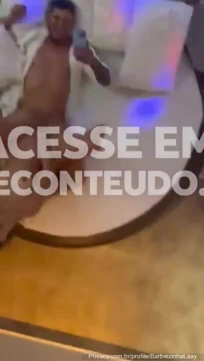 Registro íntimo de BarbiezinhaLaay de calcinha molhada no chuveiro