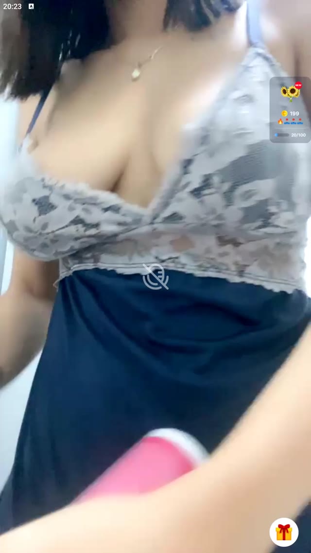 Flagra de Ana de quatro na cama