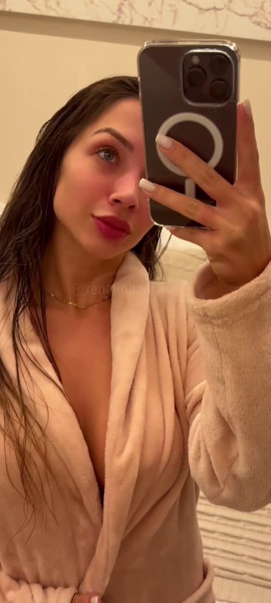 Vídeo +18 de novinha: Renata Meneguzzi sedutora, sentando gostoso no travesseiro