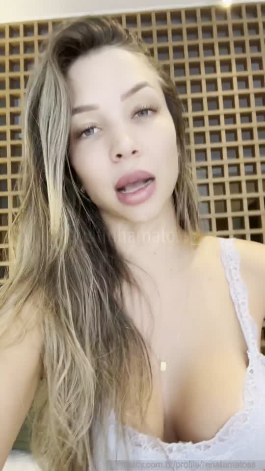 Novinha Renata Meneguzzi sentando gostoso no travesseiro