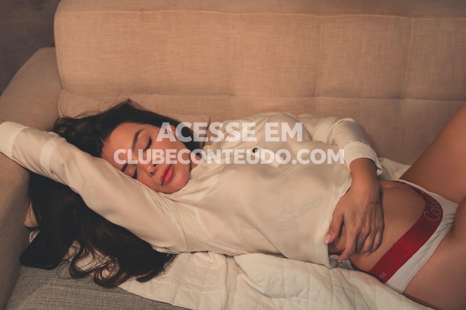 Gabrielidortt de lingerie preta na cama