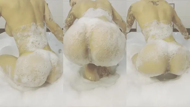 Sapeca Jumilena de frente pro espelho sem roupa