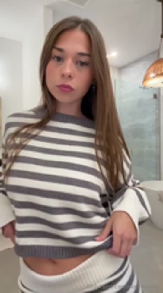 Sophie Rain sedutora de calcinha fio na cozinha