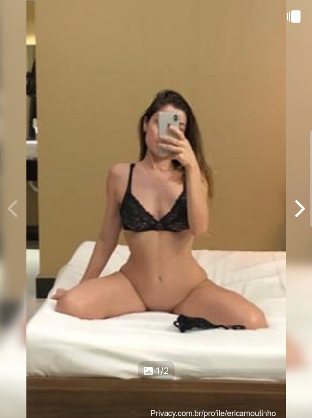 Érica Moutinho exibindo o corpão, na banheira cheia de espuma