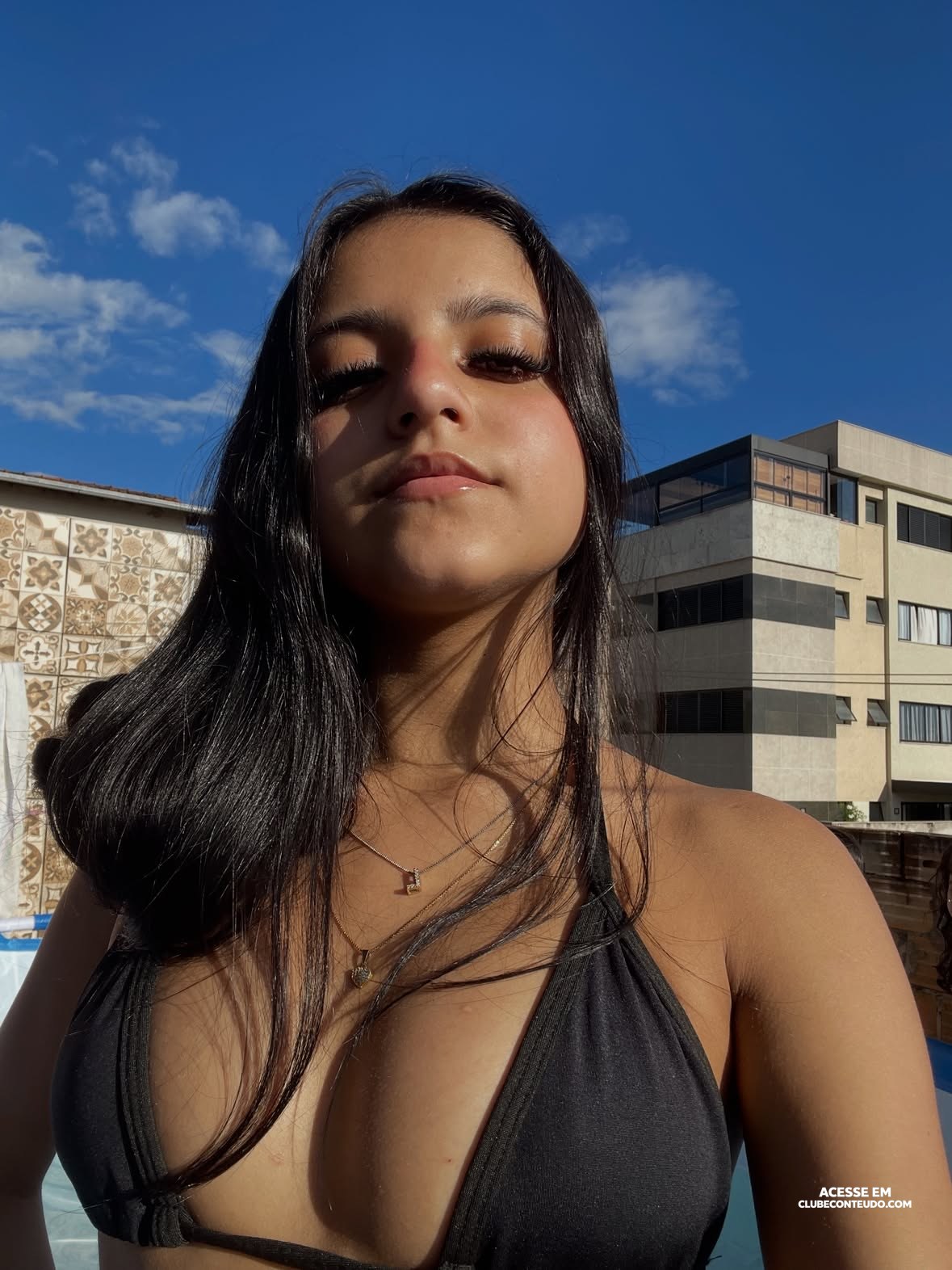 Llaralys gostosa, com a bunda pra cima na cama
