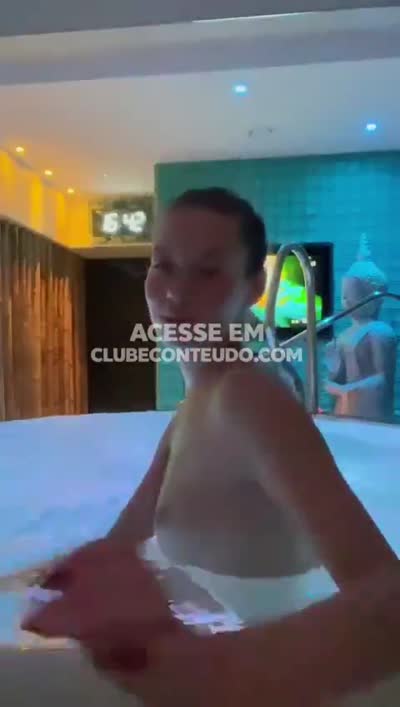 Viktoriakpa atrevida, dançando de fio dental