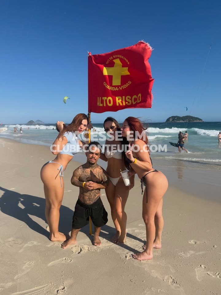 Atrevida Letycia Soares de frente pro espelho sem roupa