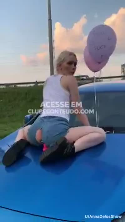AnnaDelos empinando a bunda pra câmera