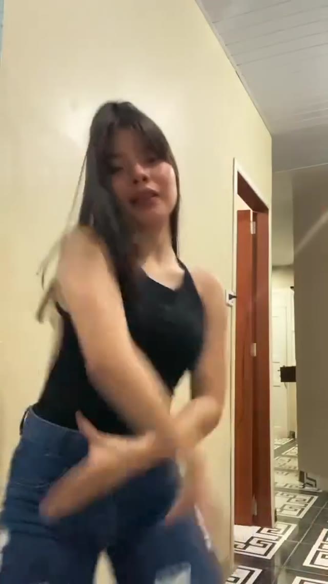 Branqz branqzoficial: rebolando só de shortinho