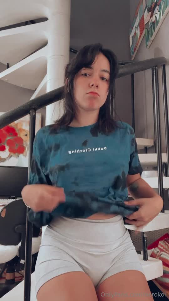Gostosa Nerokosplayer de meia-calça rasgada