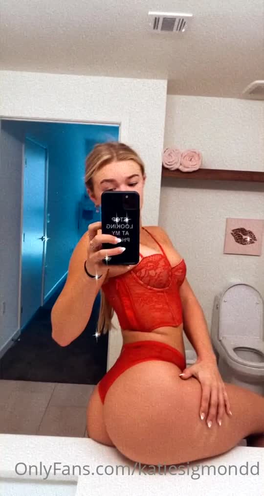 Katie Sigmond brincando sozinha na cama 💦