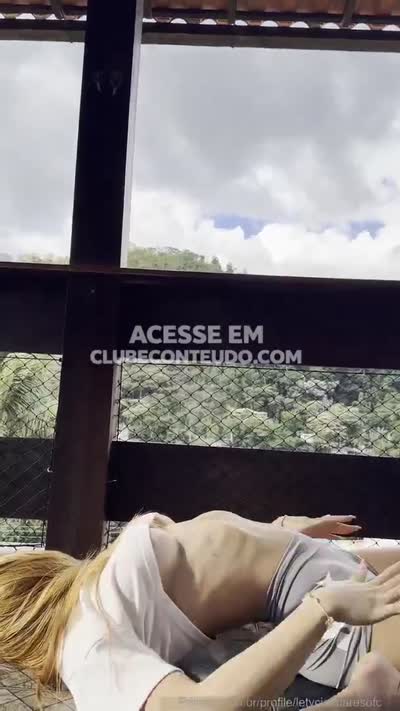 Letycia Soares tesuda, empinando a bunda pra câmera