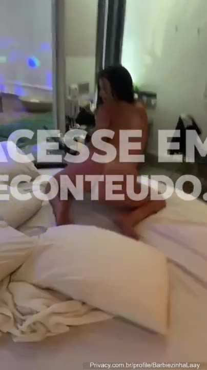 Conteúdo raro de BarbiezinhaLaay deitada abrindo o roupão