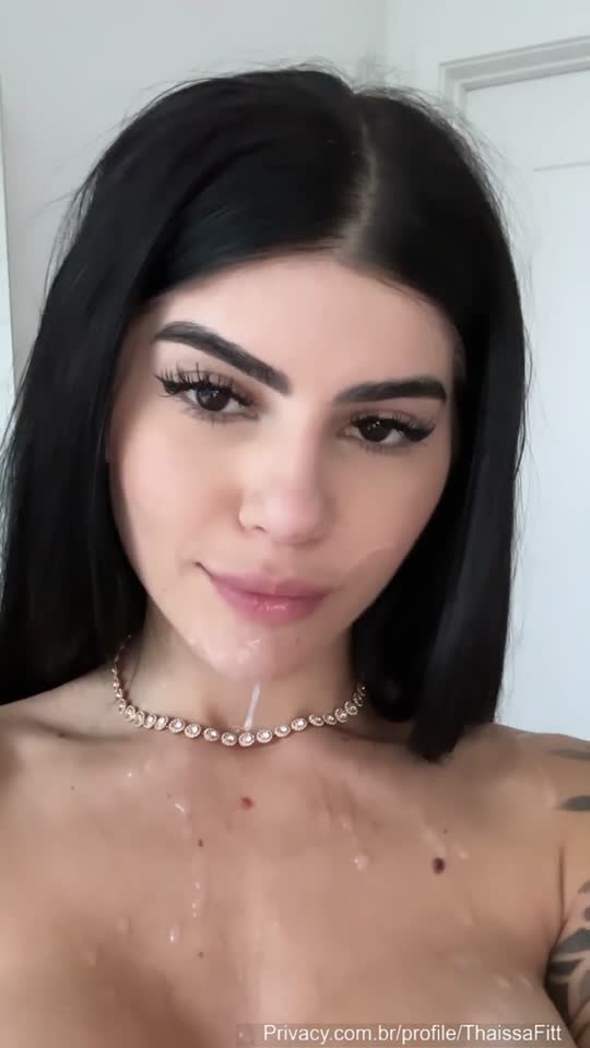 Thaissa Fit bold, in a complete striptease