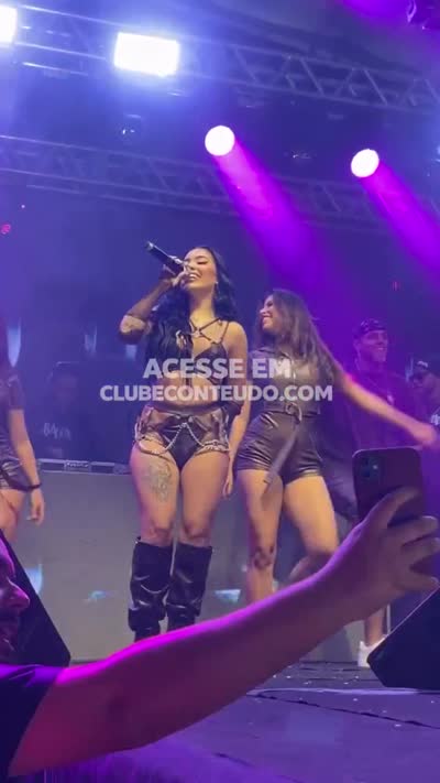 Mc Mirella fogosa, brincando sozinha na cama