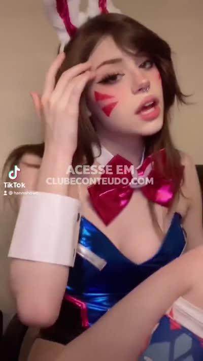 Novinha amadora Hannah OwO em clipe vertical, mostrando tudo sem pressa