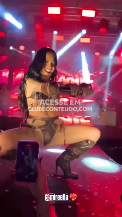 Mc Mirella perfeita, de salto alto e mais nada