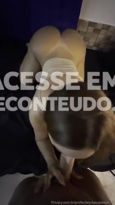 De quatro no sofá — Letycia Soares