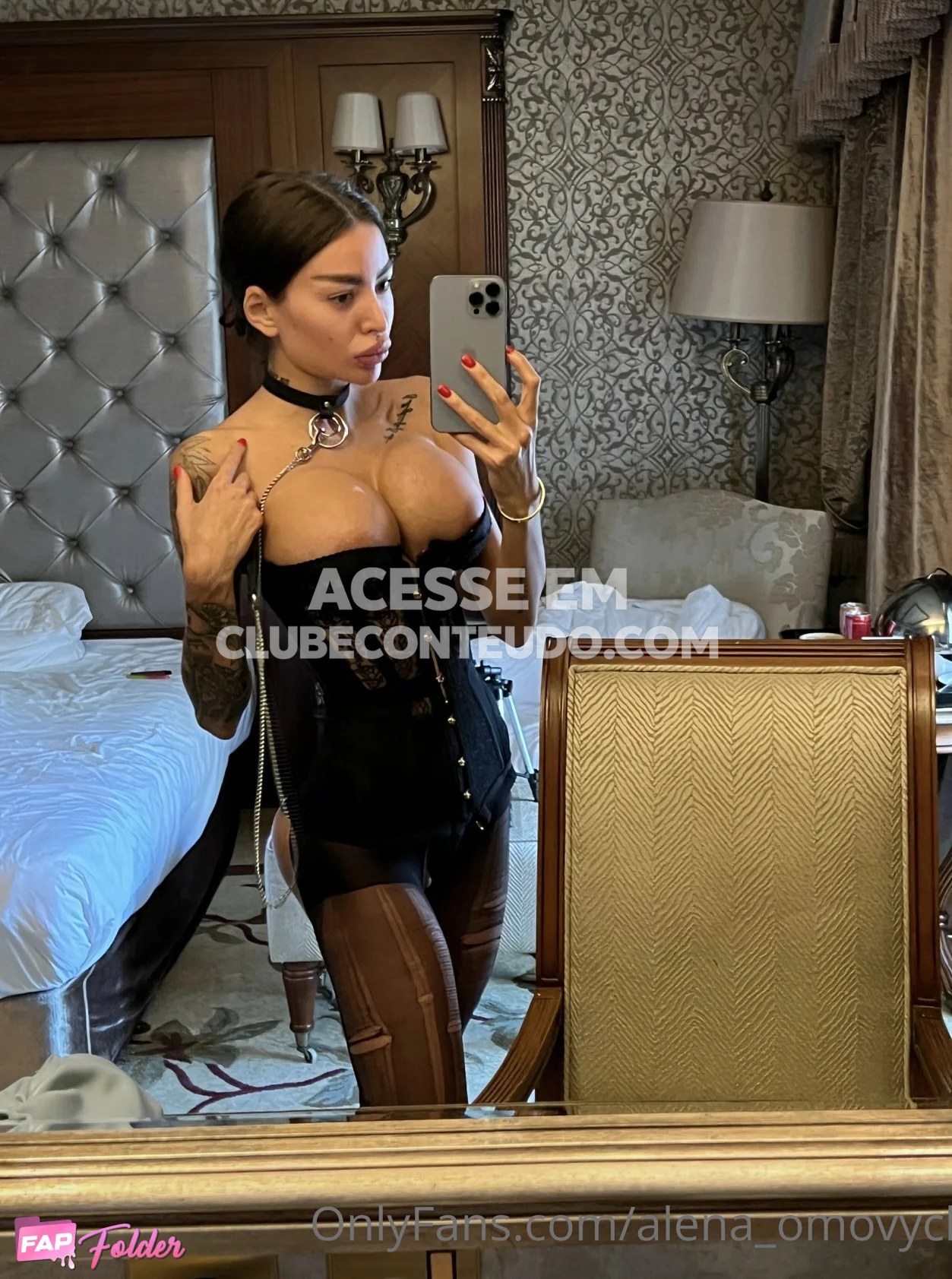 Alena Omovych mostrando demais, no motel sem censura