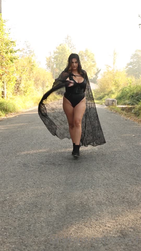 Sapeca, de salto alto e mais nada — flagra de novinha amadora com Thatgirltati_
