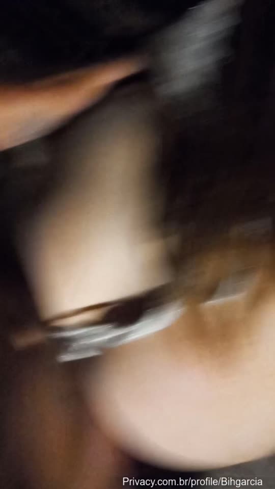 Sedutora Bih Garcia empinando a bunda pra câmera