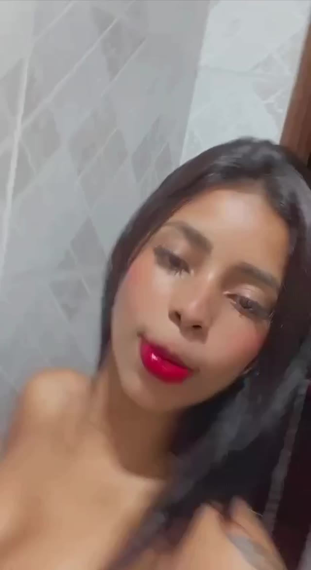 Atrevida Maria Eduarda de quatro no sofá
