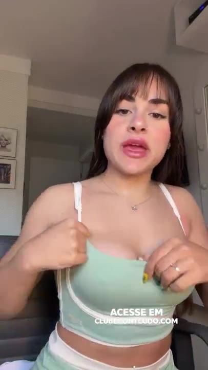 Provocando de quatro no chão — Perfis Daily