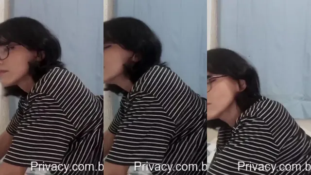 Tesuda Mulheres Alternativas Góticas sentando gostoso no travesseiro