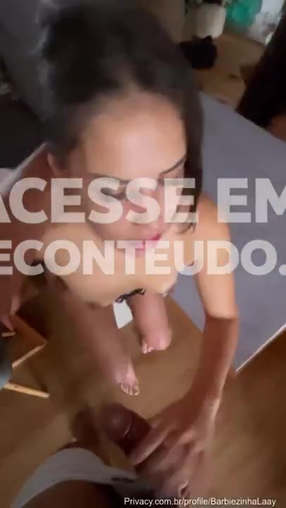BarbiezinhaLaay mostrando demais, rebolando só de shortinho