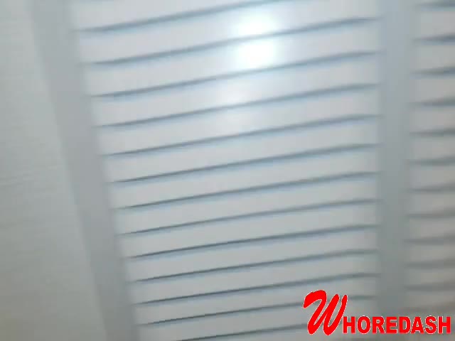 Kama sultra seduzindo a câmera, de lingerie preta na cama