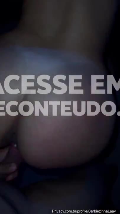 Sedutora BarbiezinhaLaay brincando sozinha na cama