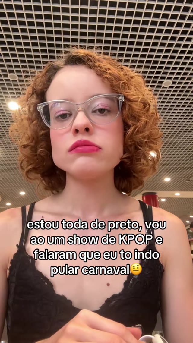 Miumiunoir na banheira cheia de espuma
