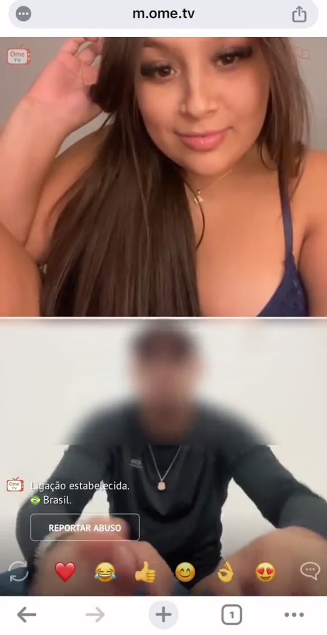 Cena exclusiva de Size Queens brasileiras taradas por pau grande deitada abrindo o roupão