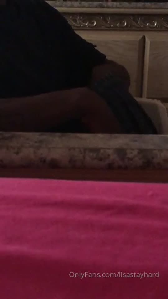 Vídeo +18 trans: LisaStayHard Sedutora com a bunda pra cima na cama