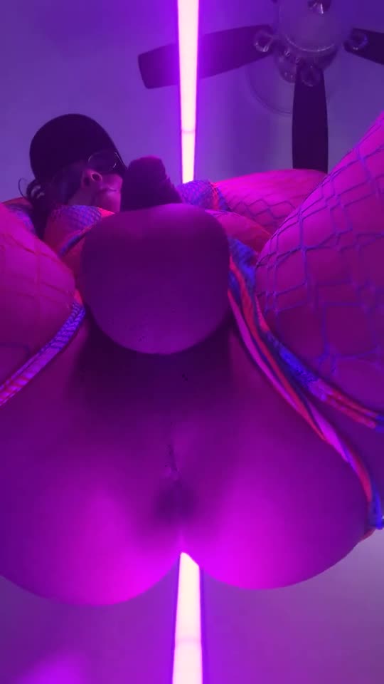 Rayray Sugarbutt: trans amadora brasileira, sedutora rebolando gostoso