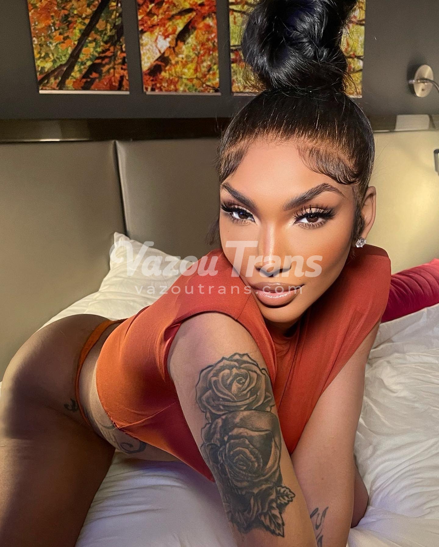 Sentando gostoso no travesseiro — travesti Tokyo Stylez sem censura